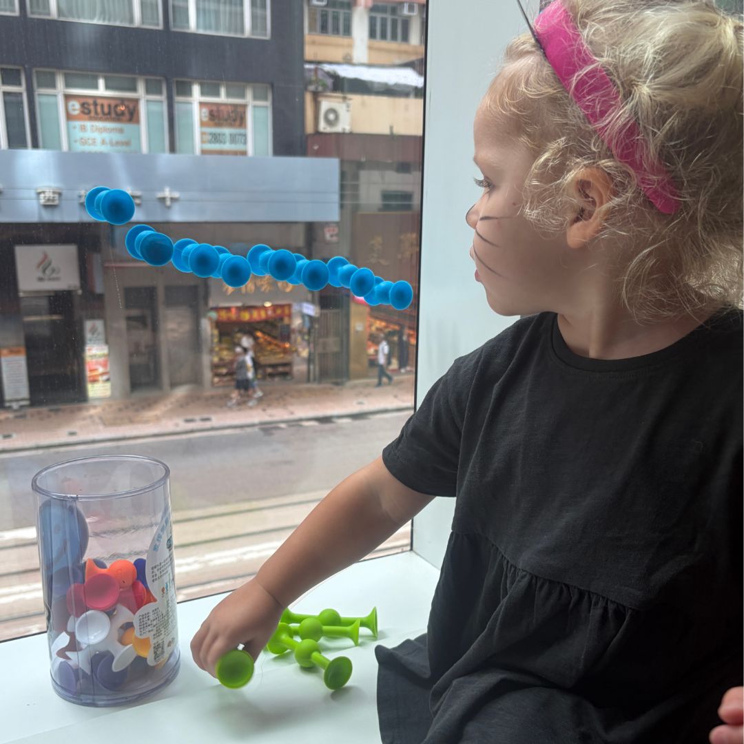 Fat Brain Toys Squigz Starter Set 24pcs $150 (70% New)